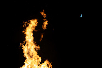 Lengua de fuego con media luna de fondo - obrazy, fototapety, plakaty