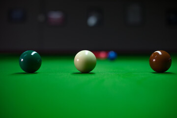 Snooker balls on grean cloth