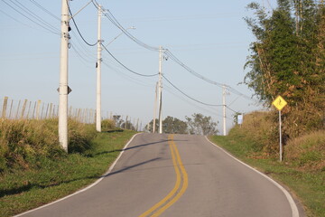Fototapeta premium Linda estrada asfaltada com placa de sinalização para ciclista no local.