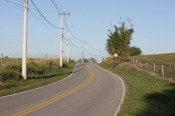 Fototapeta na wymiar Linda estrada asfaltada com placa de sinalização para ciclista no local.