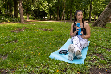 Hidratación saludable: Joven activa disfrutando de un refrescante sorbo de agua después de un...