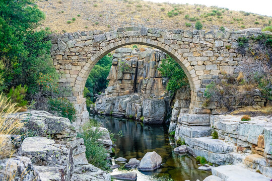 A spectacular pool formed in the bed of the Barbellido River is known as the Well of the Walls. The erosion of wind and water over centuries has carved two immense walls between which the water flows.