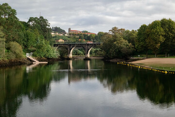 Puente con reflejos