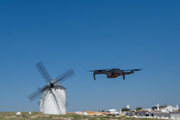Dron en el aire mientras graba video y hace fotografias. 