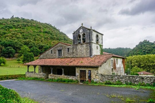 The small hermitage of San Pelaio. It is one of the most popular in all of Bizkaia, both for its picturesque settlement on a bank overlooking the sea, and for its antiquity. It should be noted that th
