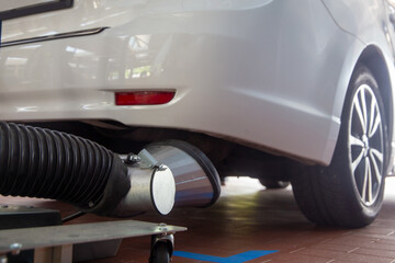 Auto bei der Abgasuntersuchung