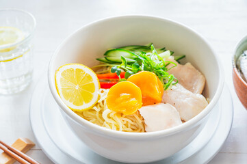冷凍卵をトッピングした冷やしラーメン