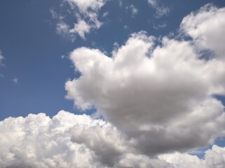 Fototapeta na wymiar White cumulus or cumulonimbus at noon
