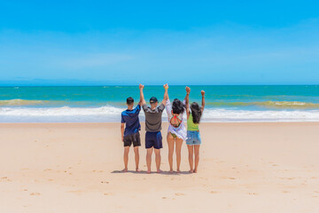 Família na praia