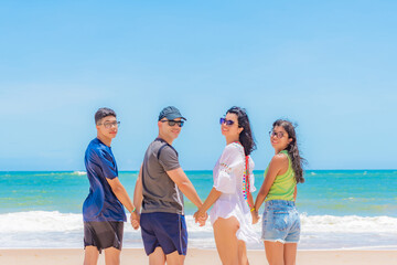 Família na praia