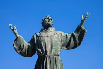 Deurstickers NAPLES, ITALY - APRIL 22, 2023: The bronze statue of St. Francis of Assisi near the church Basilica dell'Incoronata Madre del Buon Consiglio from 20. cent. © Renáta Sedmáková