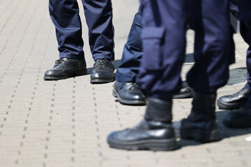 Buty wojskowe na nogach policjanta. niebieskie.  - obrazy, fototapety, plakaty