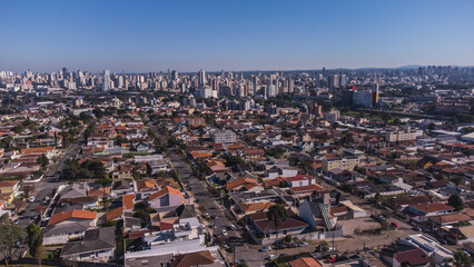 Cidade de Curitiba no Paraná captada do alto por um drone. 