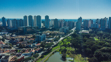 Fototapeta premium Cidade de Curitiba no Paraná captada do alto por um drone. 