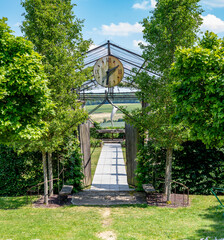chapelle romantique à ciel ouvert en pleine forêt