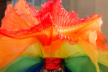 Fantasia com as cores da bandeira símbolo do orgulho gay lgbt+. 27ª Parada do Orgulho LGBT+ Avenida Paulista, São Paulo, Brasil. - obrazy, fototapety, plakaty