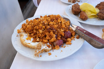 migas tradicionales en chinchon madrid migas con huevos y uvas