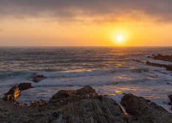 Obraz premium Waves along the coastline at sunset in Montana de Oro State Park