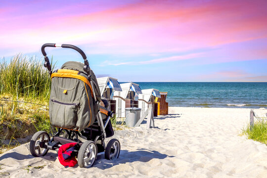 Kinderwagen am Strand, Ostsee, Deutschland 