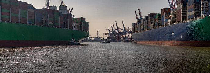 Fototapeta na wymiar Large container ship arrives in port 