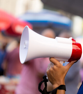 Megafone na m&atilde;o de uma profissional de comunica&ccedil;&atilde;o na  27&ordf; Parada do Orgulho LGBT+ Avenida Paulista, S&atilde;o Paulo, Brasil.