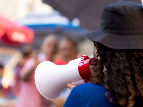 Megafone na m&atilde;o de uma profissional de comunica&ccedil;&atilde;o na  27&ordf; Parada do Orgulho LGBT+ Avenida Paulista, S&atilde;o Paulo, Brasil.