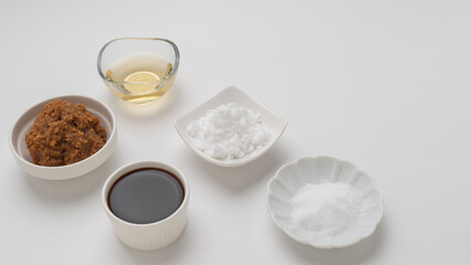 日本の基本の調味料・さしすせそ　イメージ｜砂糖・塩・酢・醤油・味噌