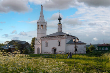 View of the Church of St. Nicholas the Wonderworker (Nikolskaya Church) on a sunny summer day, Suzdal, Vladimir region, Russia - obrazy, fototapety, plakaty