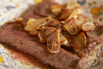 Grilled beef and garlic on a plate