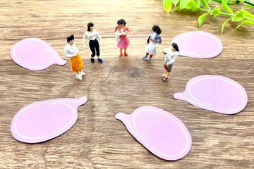 意見交換・情報交換する女性たち