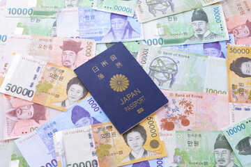 日本国のパスポート（一般旅券5年用紺色）と、韓国の通貨ウォンKRWの紙幣