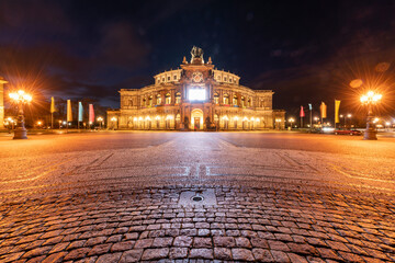 Fototapeta premium Semperoper Dresden at theaterplatz at night, Dresden, Germany