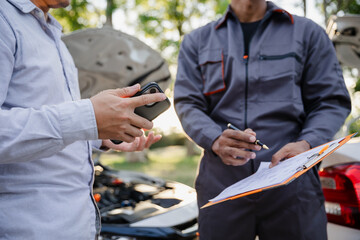 The insurance agent checks and informs the other party of the details after evaluating and processing the accident claim.