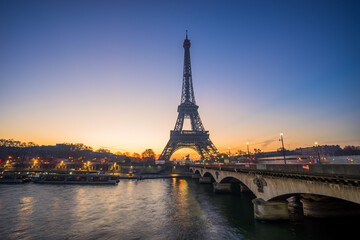 Fototapeta na wymiar The Eiffel tower at sunrise in Paris
