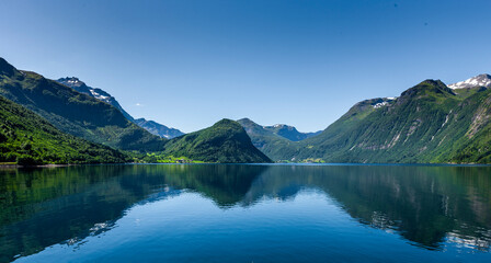 Naklejka na ściany i meble Wasserspiegelung an einem Fjord in Norwegen