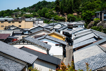 広島県宮島の高台から眺める密集した住宅地の風景