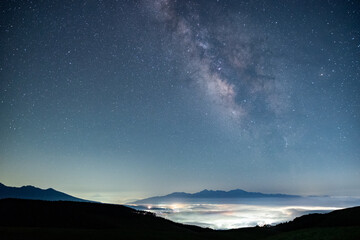 雲海と天の川 © rai