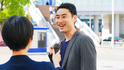 街頭インタビューを受ける男性