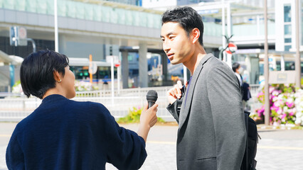 街頭インタビューを受ける男性
