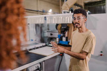 professor explicando a função de um equipamento em uma fábrica durante uma visita técnica de um...