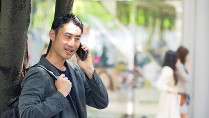 街中でスマホで通話する男性