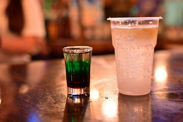 shot und glas wasser