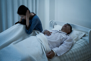 夫のいびきや歯ぎしりがうるさい睡眠不足の妻（シニア・高齢者）