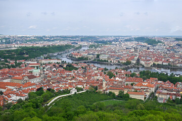 Fototapeta na wymiar Aussicht vom Petirin auf Prag mit seinen vielen Türmen