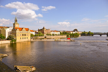 Blick von der Karlsbrücke über die Moldau auf Prag (goldene Stadt)