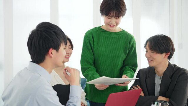 会議する若い男女グループ　Z世代