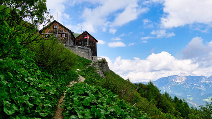 Obraz premium Wanderweg zum Purtschellerhaus von der Rossfeldpanoramastraße