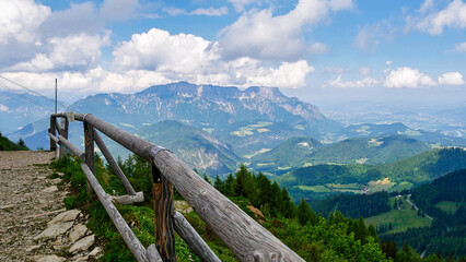 Fototapeta na wymiar Ausblick vom Purtschellerhaus auf die Berchtesgadener Alpen und Berchtesgaden mit Untersberg