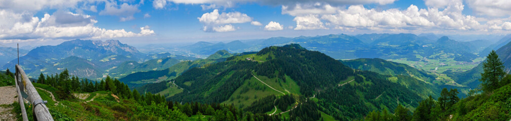 Fototapeta premium Panorama auf Berchtesgadener Alpen, Untersberg, Berchtesgadener Land, Rossfeld Panoramastraße, Saalachtal und Ahornbüchsenkopf