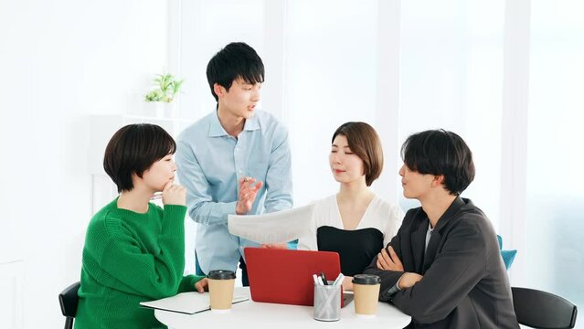 会議する若い男女グループ　Z世代